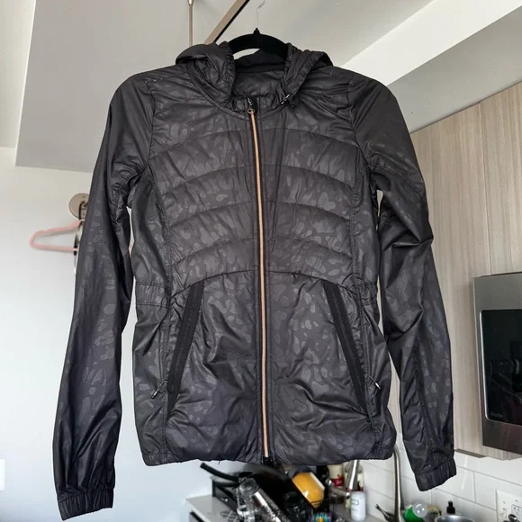 Lululemon Spring Fling Puffy Windbreaker Jacket Animal Swirl Black Size 4 - Picture 5 of 16